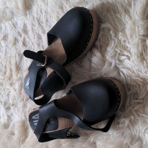 Ankle strap Mia Clogs in black, size 38
